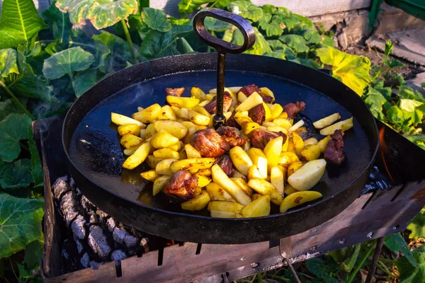 Batatas Fritas Tradicionais Com Porco Uma Frigideira Sobre Fogo — Fotografia de Stock