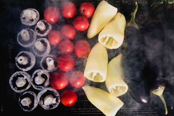 Cocinar Verduras Sobre Berenjenas Carbón Vegetal Pimientos Tomates Setas Con —  Fotos de Stock