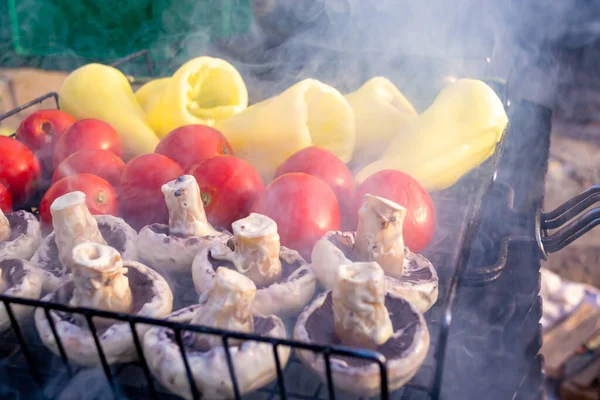 Cozinhar Legumes Sobre Berinjela Carvão Vegetal Pimentas Tomates Cogumelos Com — Fotografia de Stock