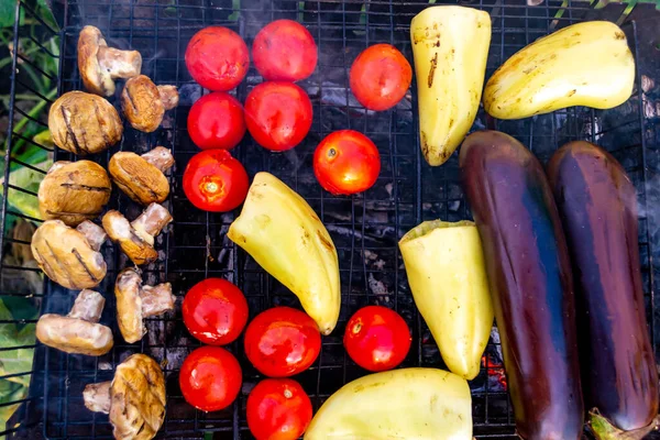 炭火で野菜を調理ナス ピーマン トマト 煙キノコ — ストック写真