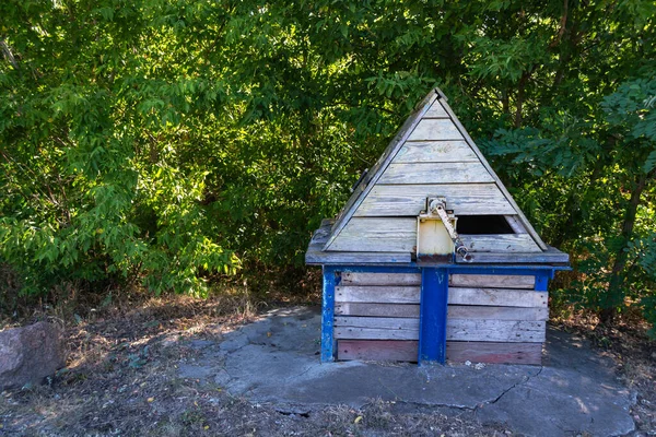 Ein Alter Hölzerner Brunnen Mit Dach Mit Blauer Farbe Gestrichen — Stockfoto