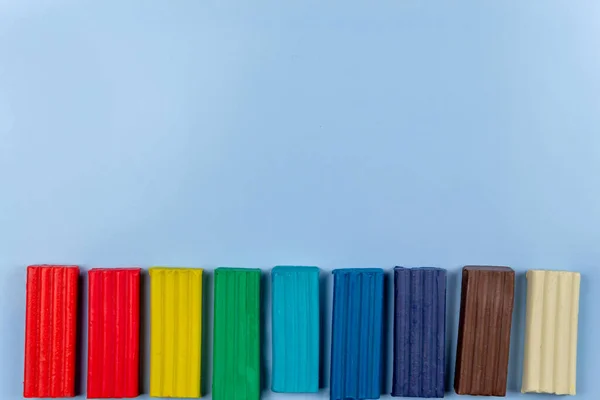 Többszínű Műanyag Zsinórban Fekszik Egy Kék Asztalon — Stock Fotó