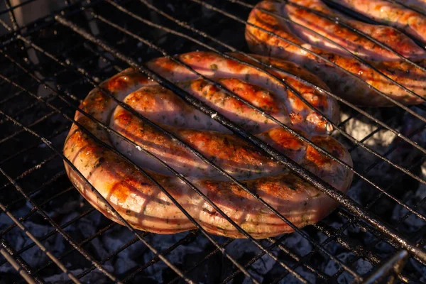 Nahaufnahme Von Zwei Schneckenwürsten Auf Dem Grill Mit Rauch — Stockfoto