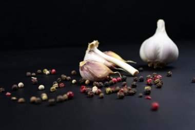 Organik sarımsak, biber çeşnili yakından. Siyah arkaplan