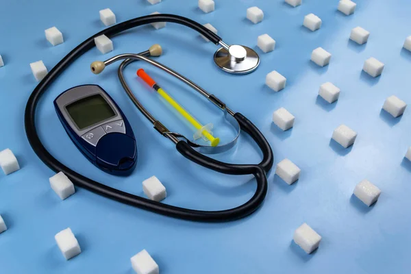 Cyfrowy Miernik Poziomu Glukozy Stetoskop Otoczony Kostkami Cukru Światowy Dzień — Zdjęcie stockowe