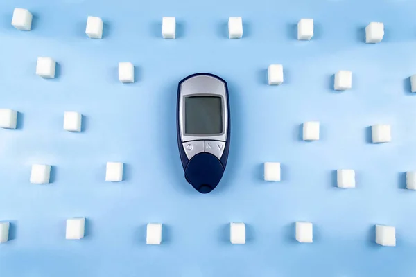 Cyfrowy Glukometer Otoczony Kostkami Cukru Światowy Dzień Cukrzycy — Zdjęcie stockowe