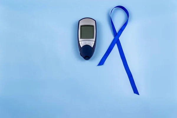 Glukometr Tsyfra Niebieska Wstążka Oznaką Cukrzycy Światowy Dzień Cukrzycy — Zdjęcie stockowe