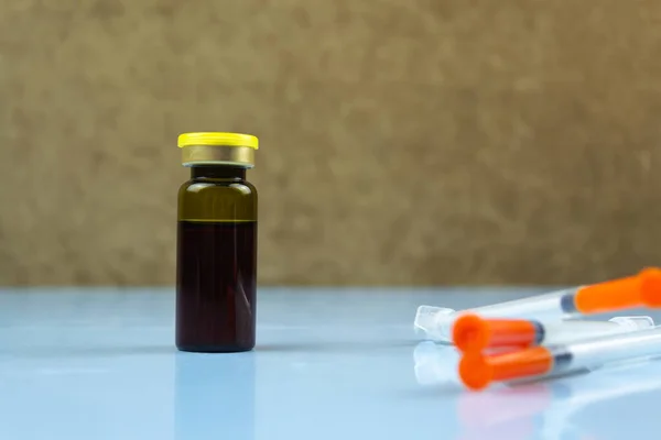 药瓶和胰岛素注射器 世界糖尿病日概念 — 图库照片