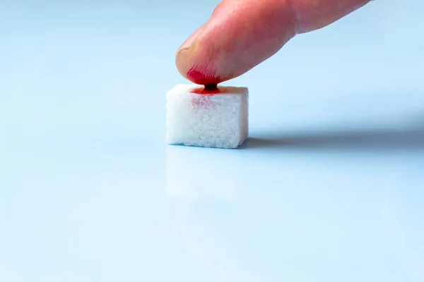 Sangue Dedo Indicador Pinga Cubo Açúcar Conceito Dia Mundial Diabetes — Fotografia de Stock