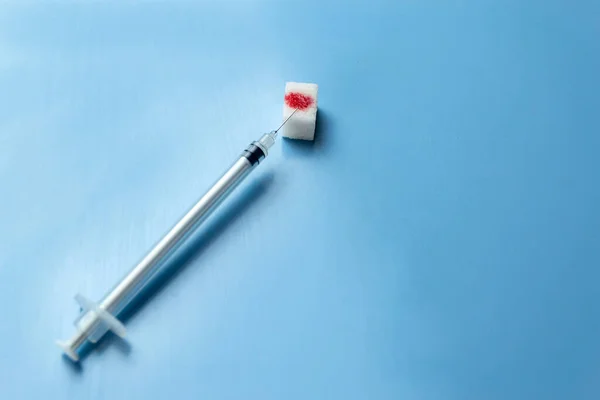 Una Siringa Insulina Trova Cubetto Zucchero Macchiato Sangue Concetto Giornata — Foto Stock