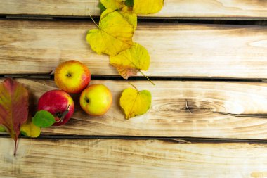 Sonbahar yaprakları ahşap arka planda elmalar Şükran Günü