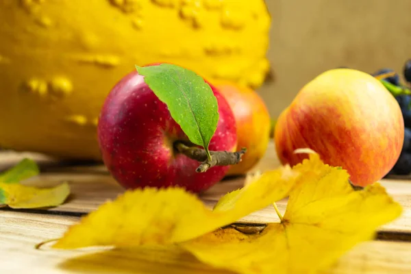 Manzanas Hojas Otoño Sobre Fondo Madera Día Acción Gracias — Foto de Stock
