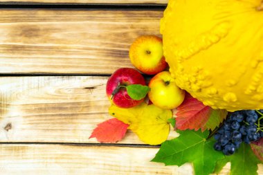 Ahşap bir arka planda elmalar ve balkabağı. Şükran Günü. Sonbahar temalı arkaplan.