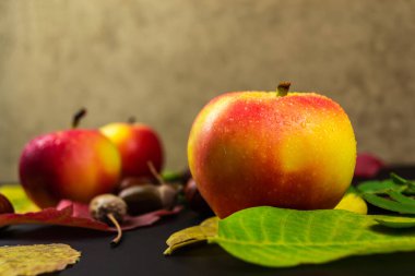 Siyah arkaplanda su damlaları olan kırmızı elmalar. Sonbahar ve hasat konsepti. Seçici odak