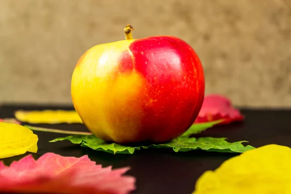 Manzanas Rojas Con Gotas Agua Sobre Fondo Negro Concepto Otoño — Foto de Stock