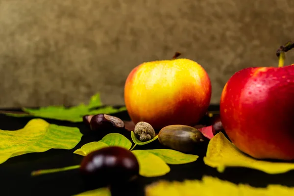 Manzanas Rojas Con Gotas Agua Sobre Fondo Negro Concepto Otoño — Foto de Stock