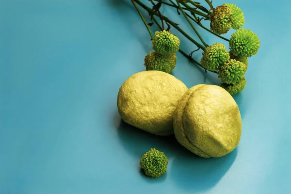 Macarrones Verdes Sobre Fondo Azul Cerca Flores Verdes — Foto de Stock