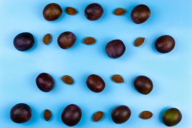 Mavi arka planda bir sürü erik ve çukur var. Yakın plan.