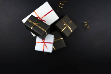 Siyah arka planda hediye kutuları ve beyaz ambalajlar, Kara Cuma konsepti