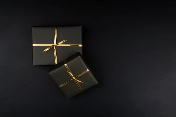 黑色背景黑色包装礼品盒 黑色星期五概念 — 图库照片