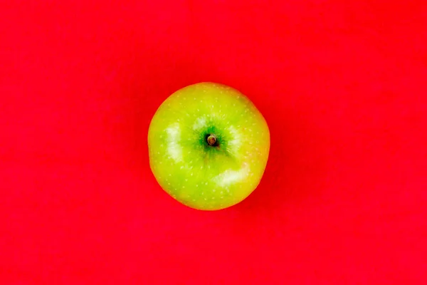 Pomme Verte Sur Fond Rouge Gros Plan — Photo