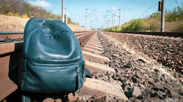 Uma Mochila Uma Plataforma Ferroviária Com Trilhos Fundo — Fotografia de Stock