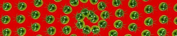 Tomat Hijau Polos Dalam Spiral Pada Latar Belakang Merah — Stok Foto