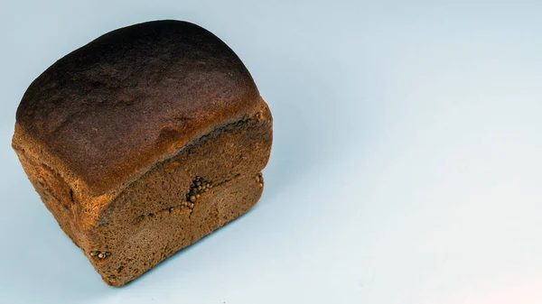 Zbliżenie Chleba Żytniego Niebieskim Tle — Zdjęcie stockowe