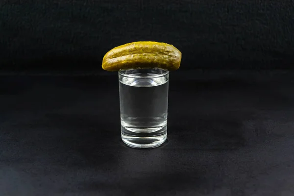 Αγγούρι Τουρσί Ποτήρι Βότκα Μαύρο Φόντο — Φωτογραφία Αρχείου