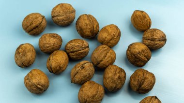 Mavi arka planda cevizler. Sonbahar zamanı