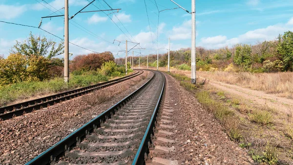 Demiryolu Rayları Mavi Gökyüzüne Karşı Yüksek Hızlı Raylar — Stok fotoğraf