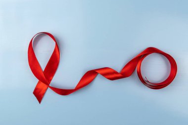 Mavi arkaplan yardım gününde kırmızı kurdele