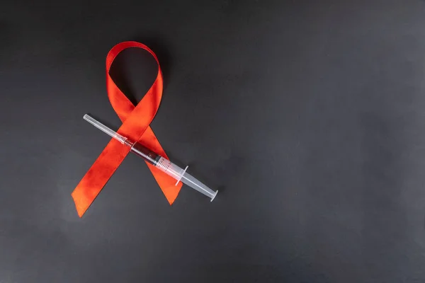 Medisch Concept Rood Aids Day Lint Spuit Met Drugs Zwarte — Stockfoto