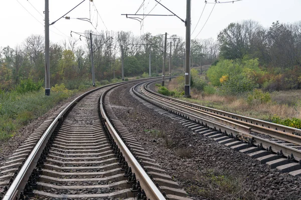 Kırsal Kesimde Gri Gökyüzü Kapalı Tren Yolları — Stok fotoğraf