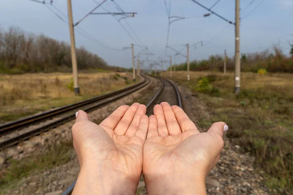 Demiryolu Raylarında Kırsal Kesimde Kadın Ellerinin Yakın Çekimi — Stok fotoğraf