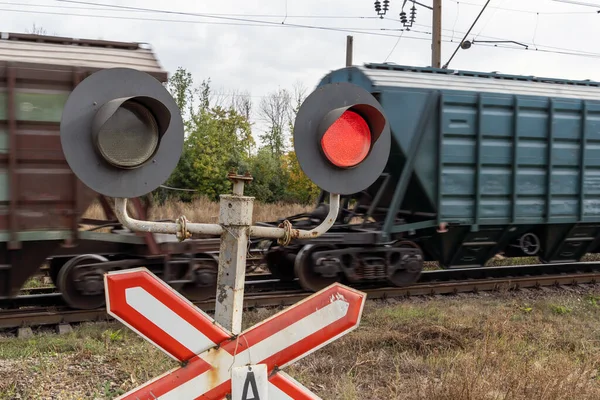 Vasúti Közlekedési Lámpa Mozgó Vonatközelkép Hátterében — Stock Fotó