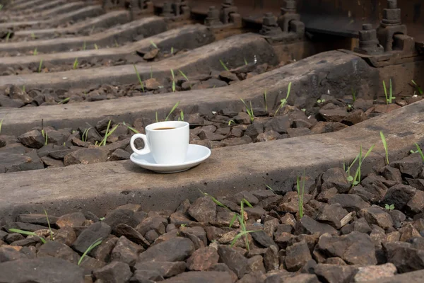Tren Raylarında Bir Fincan Kahvenin Yakın Çekimi — Stok fotoğraf