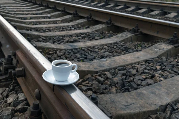 Primo Piano Una Tazza Caffè Sui Binari Del Treno — Foto Stock