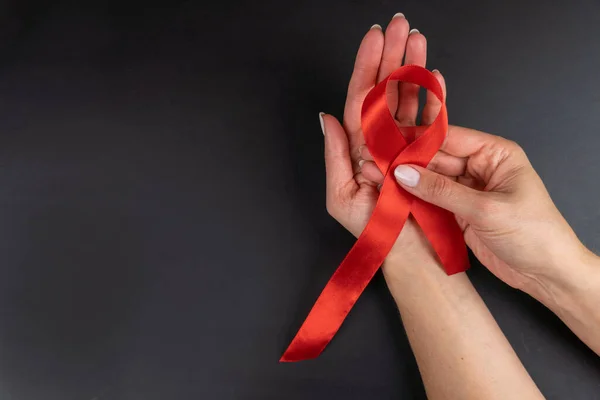 Ženské Ruce Drží Červenou Stuhu Hiv Aids Povědomí Stuha Zdravotní — Stock fotografie