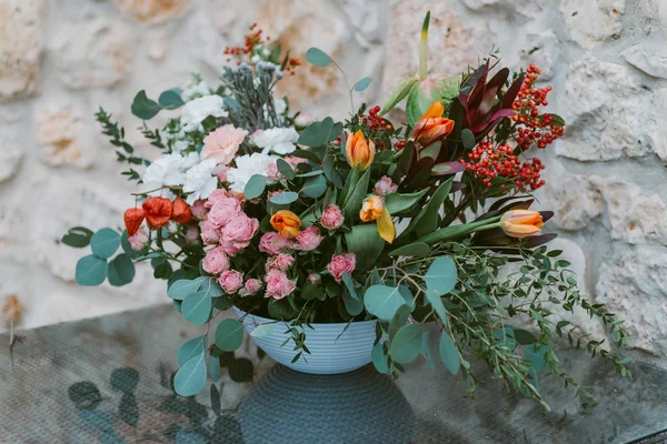 Beautiful blossoming flowers - roses, hydrangeas, carnations, eustoma in blu, antique blue and peach colours at the florist shop — Stock Photo, Image