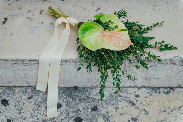 Buket pengantin wanita. Indah buket pengantin bunga dan hijau, dihiasi dengan pita sutra panjang terletak pada latar belakang tekstur putih — Stok Foto