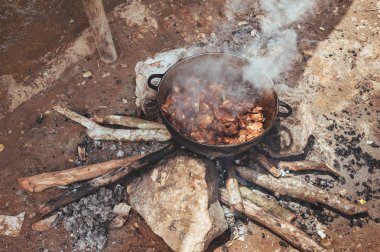 Bir açık ateş üzerinde pişirme. Şenlik, alan koşullarında yemek
