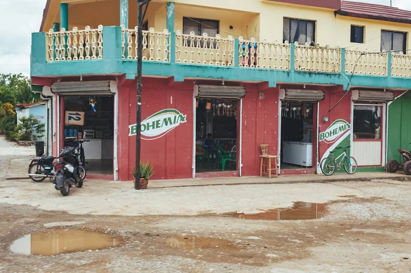 Rumah kayu Karibia klasik. Republik Dominika.. Colorful Caribbean House. Rumah Wodden di Republik Dominika , — Stok Foto