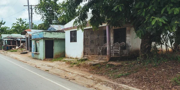 Casa clásica de madera caribeña. República Dominicana.. Colorida casa caribeña. Casa Wodden en República Dominicana , —  Fotos de Stock