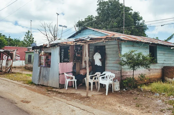 Κλασική Καραϊβικής ξύλινο σπίτι. Δομινικανή Δημοκρατία.. Πολύχρωμο σπίτι της Καραϊβικής. Wodden σπίτι σε Δομινικανή Δημοκρατία, — Φωτογραφία Αρχείου
