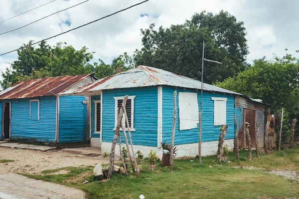 Rumah kayu Karibia klasik. Republik Dominika.. Colorful Caribbean House. Rumah Wodden di Republik Dominika , — Stok Foto