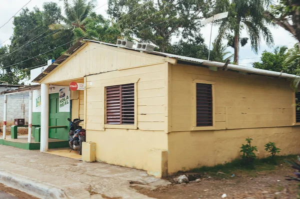 Κλασική Καραϊβικής ξύλινο σπίτι. Δομινικανή Δημοκρατία.. Πολύχρωμο σπίτι της Καραϊβικής. Wodden σπίτι σε Δομινικανή Δημοκρατία, — Φωτογραφία Αρχείου