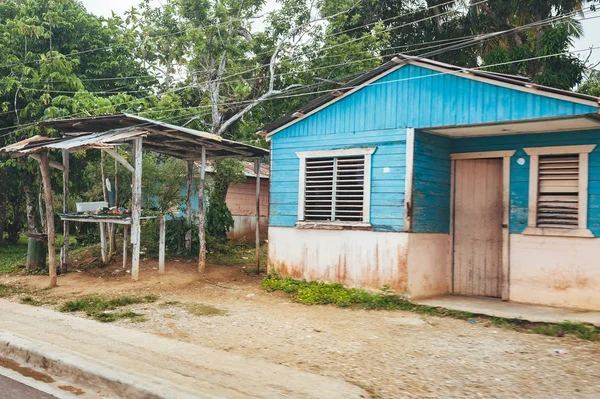 Klassieke Caribische houten huis. Dominicaanse Republiek.. Kleurrijke Caribische huis. Wodden huis in Dominicaanse Republiek, — Stockfoto