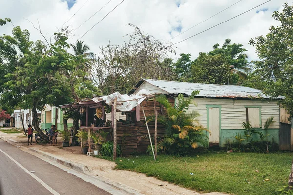 Rumah kayu Karibia klasik. Republik Dominika.. Colorful Caribbean House. Rumah Wodden di Republik Dominika , — Stok Foto