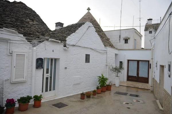 As casas Trulli tradicionais na cidade de Alberobello, Apúlia, Itália — Fotografia de Stock